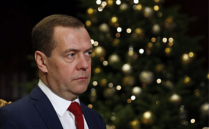 Дмитрий Медведев сыграл для Александра Гусева роль Деда Мороза. Он подписал постановление о создании ОЭЗ «Центр»
